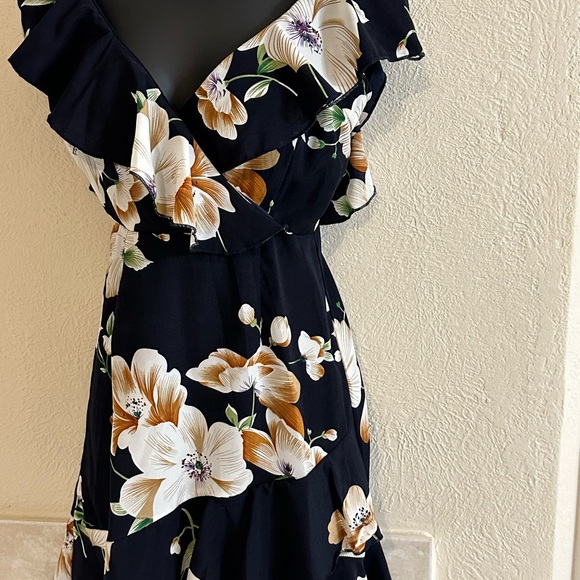 Summer Dress that was worn once, no longer fits 100% polyester - Picture 3 of 5